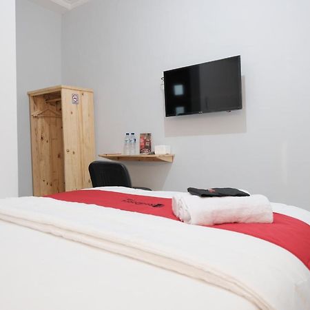 Hotel RedDoorz Syariah near Siloam Hospital Kebon Jeruk Jakarta Exterior foto