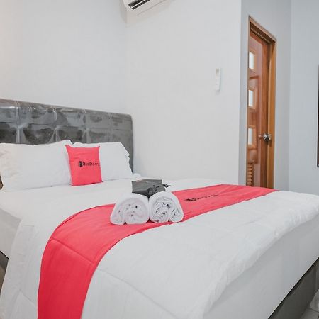 Hotel RedDoorz Syariah near Siloam Hospital Kebon Jeruk Jakarta Exterior foto