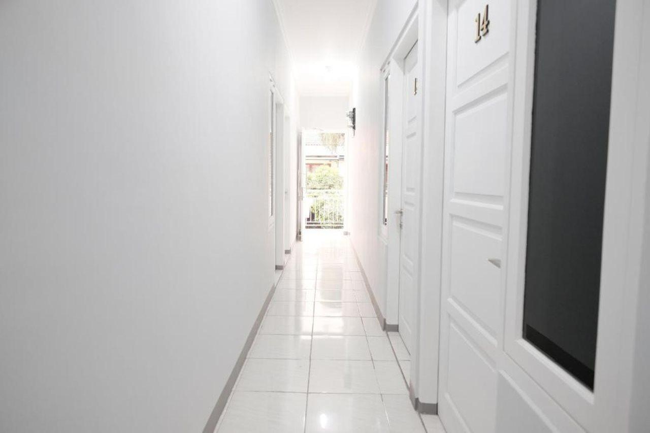 Hotel RedDoorz Syariah near Siloam Hospital Kebon Jeruk Jakarta Exterior foto