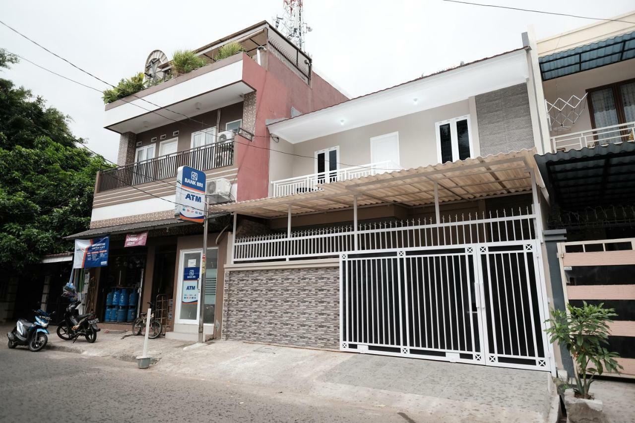Hotel RedDoorz Syariah near Siloam Hospital Kebon Jeruk Jakarta Exterior foto
