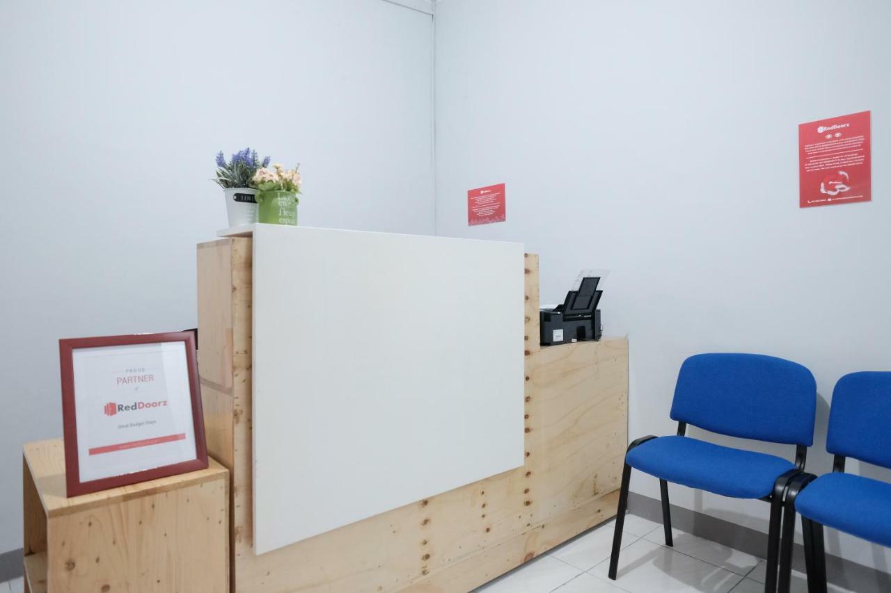Hotel RedDoorz Syariah near Siloam Hospital Kebon Jeruk Jakarta Exterior foto